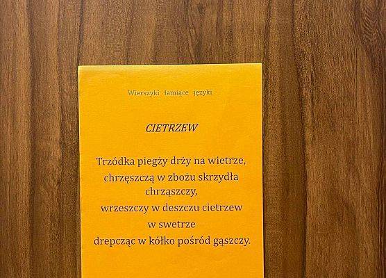 Łamaniec językowy na drzwiach Pokoju nauczycielskiego.