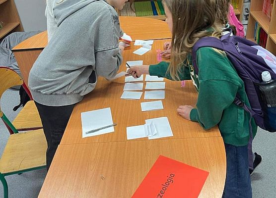 Uczniowie rozwiązują łamigłówki ze związkami frazeologicznymi