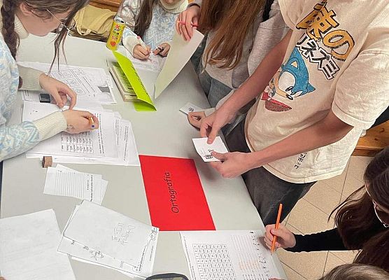 Uczniowie rozwiązują zadania ortograficzne