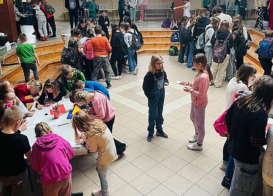 Stacje zadaniowe na patio szkoły