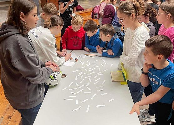 Uczniowie rozwiązują zadania ortograficzne