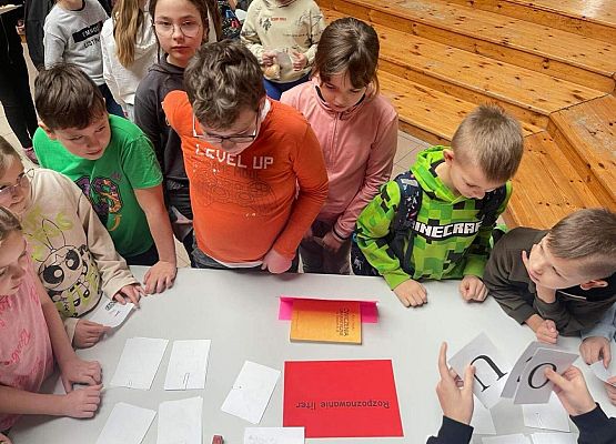 Uczniowie rozpoznają litery dotykiem