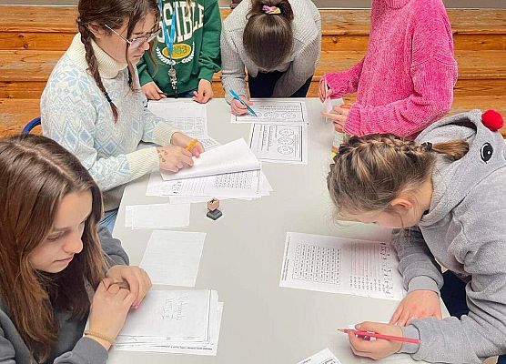 Uczniowie rozwiązują zadania ortograficzne