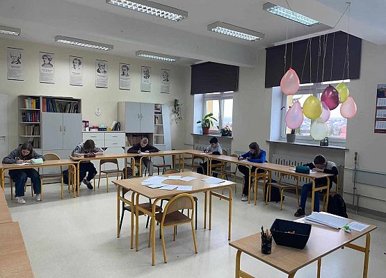 uczniowie rozwiązują ćwiczenia ortograficzne