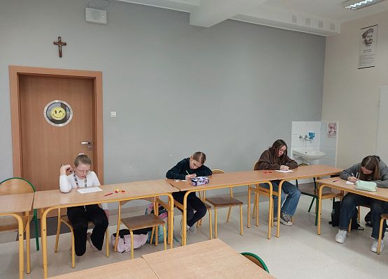 uczestnicy wykonują zadania ortograficzne