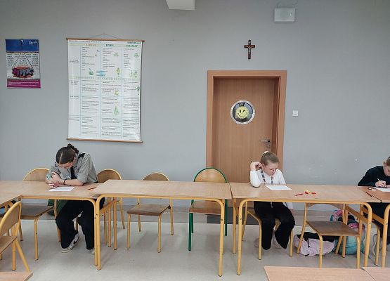 uczniowie rozwiązują łamigłówkę