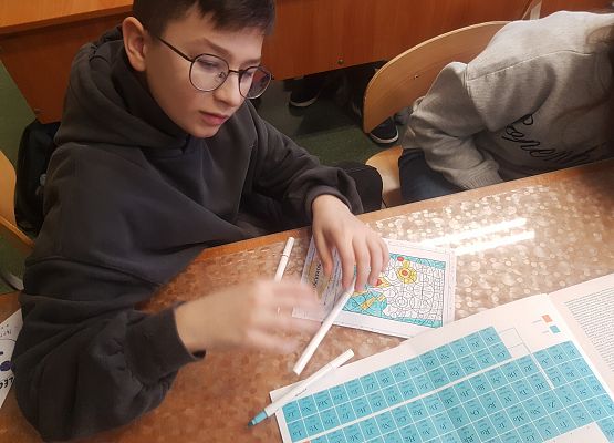 Grafika 1: Kolorowanki na fizyce i chemii