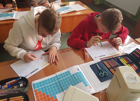 Grafika 2: Kolorowanki na fizyce i chemii