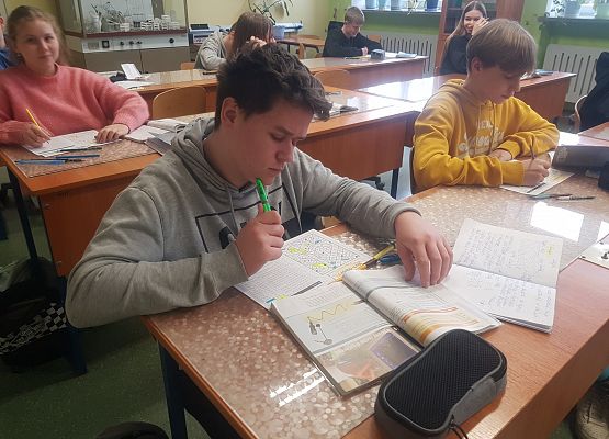 Grafika 4: Kolorowanki na fizyce i chemii