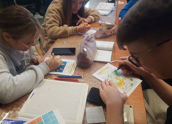 Grafika 5: Kolorowanki na fizyce i chemii