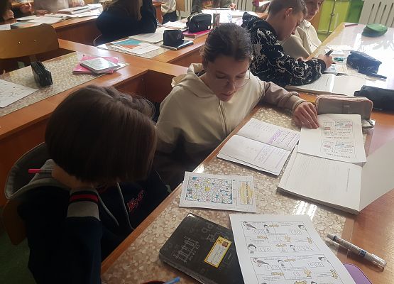 Grafika 6: Kolorowanki na fizyce i chemii