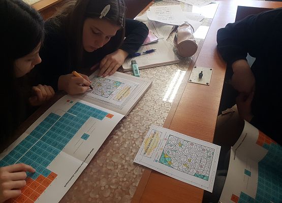 Grafika 8: Kolorowanki na fizyce i chemii