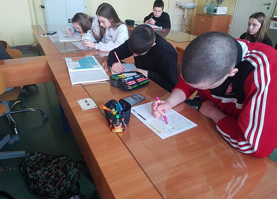 Grafika 11: Kolorowanki na fizyce i chemii