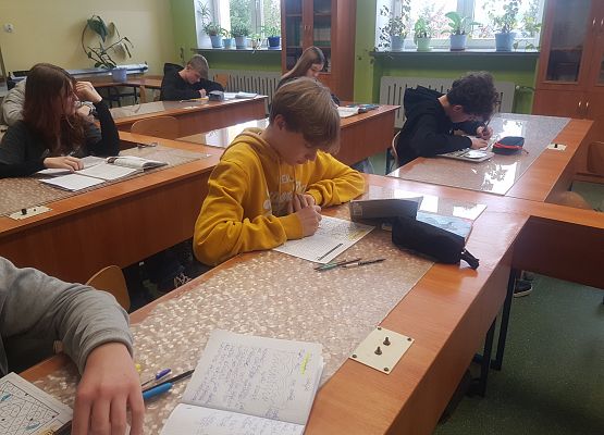 Grafika 12: Kolorowanki na fizyce i chemii