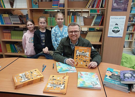 p. Marcin podpisuje książki w bibliotece