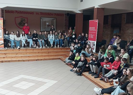 uczniowie słuchają