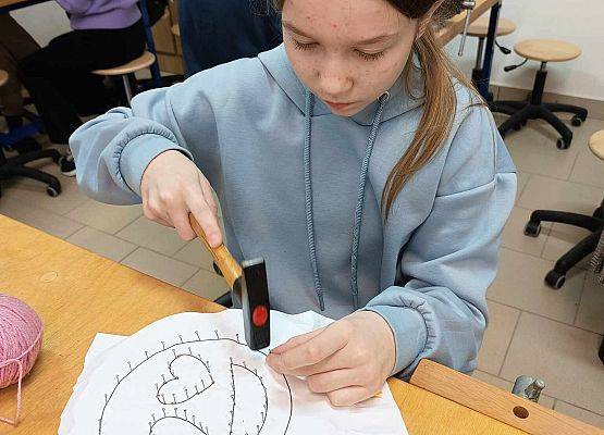 Nadia wbija gwoździe