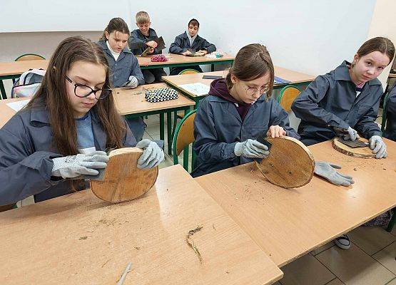 dziewczynki szlifują deseczki