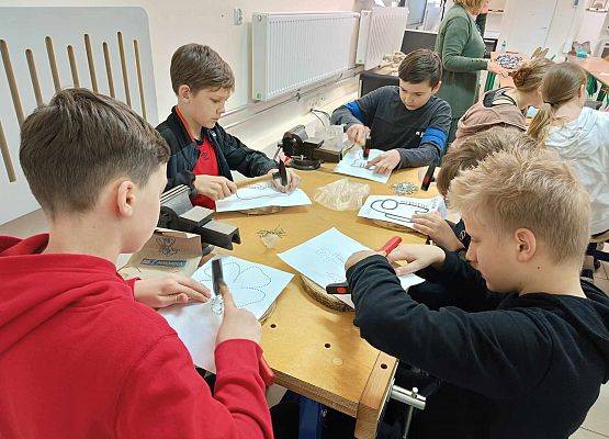 chłopcy wbijają gwoździe