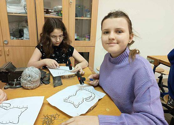 Julia wbija gwoździe