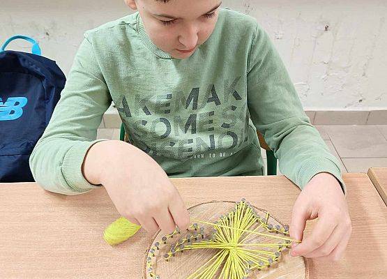 Maciek wiąże sznurek