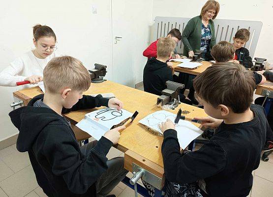 dzieci wbijają gwoździe