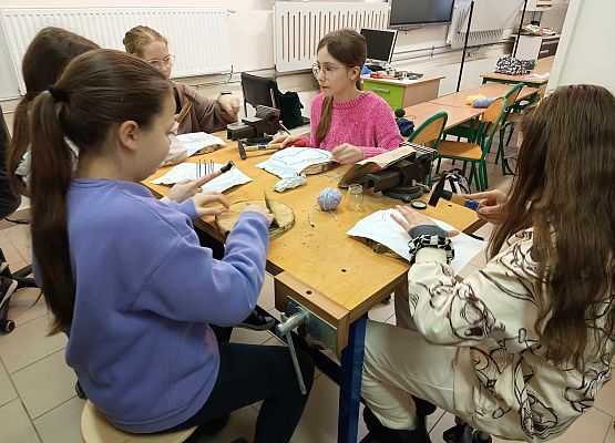 dziewczynki wbijają gwoździe