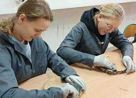 dziewczynki szlifują deseczki