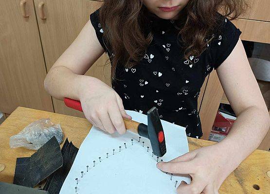 Oksana wbija gwoździe