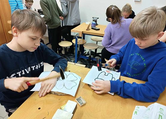 chłopcy wbijają gwoździe