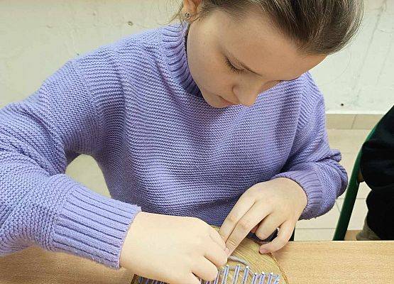 Julka wiąże sznurek