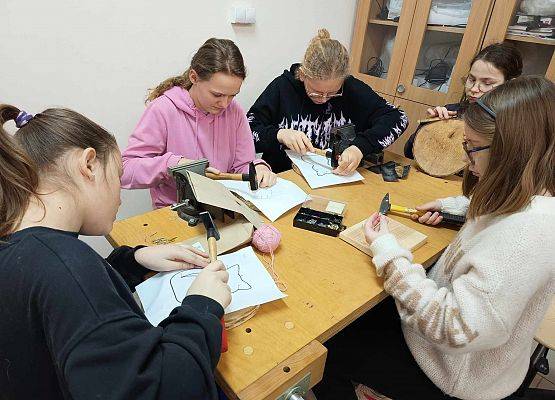 dziewczynki wbijają gwoździe