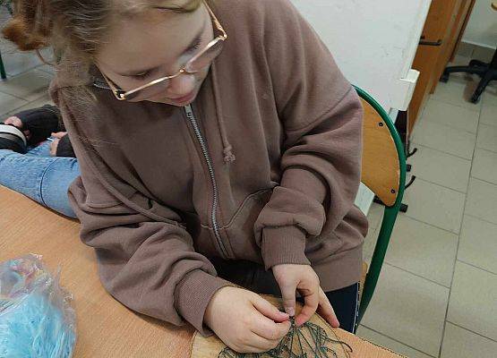 Marcelina wiąże sznurek