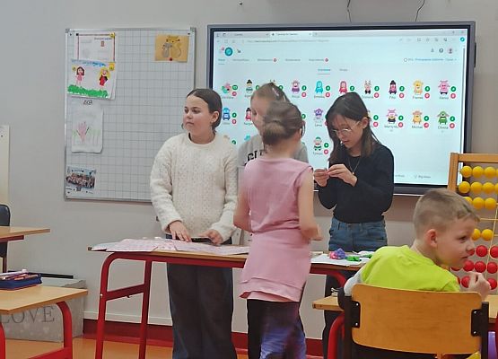 Grafika 1: Lekcja w klasie 1 prowadzona przez uczennice klasy 4b.