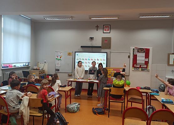 Grafika 2: Lekcja w klasie 1 prowadzona przez uczennice klasy 4b.