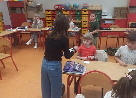 Grafika 3: Lekcja w klasie 1 prowadzona przez uczennice klasy 4b.