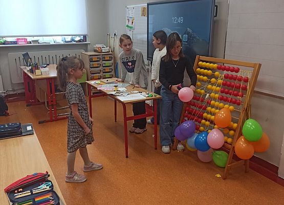 Grafika 6: Lekcja w klasie 1 prowadzona przez uczennice klasy 4b.