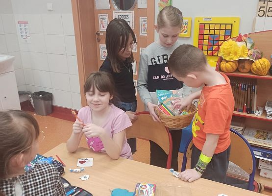 Grafika 8: Lekcja w klasie 1 prowadzona przez uczennice klasy 4b.