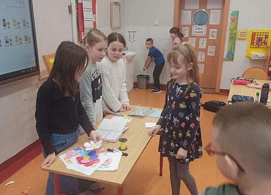 Grafika 12: Lekcja w klasie 1 prowadzona przez uczennice klasy 4b.