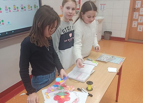 Grafika 10: Lekcja w klasie 1 prowadzona przez uczennice klasy 4b.