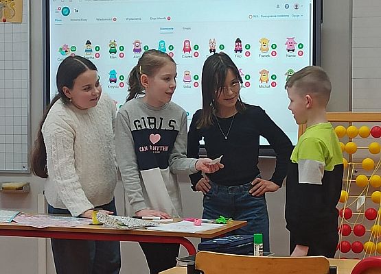 Grafika 13: Lekcja w klasie 1 prowadzona przez uczennice klasy 4b.