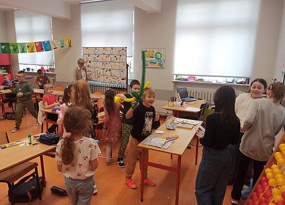 Grafika 16: Lekcja w klasie 1 prowadzona przez uczennice klasy 4b.