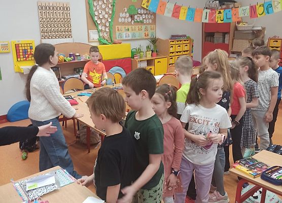 Grafika 5: Lekcja w klasie 1 prowadzona przez uczennice klasy 4b.