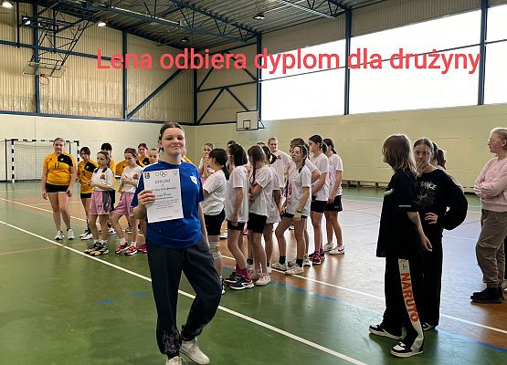 Lena odbiera dyplom dla drużyny