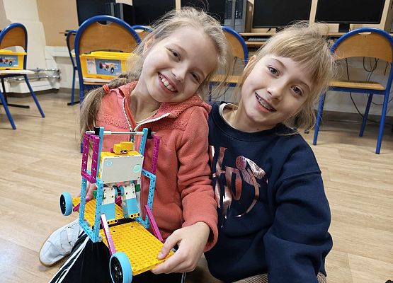 dziewczynki z robotem