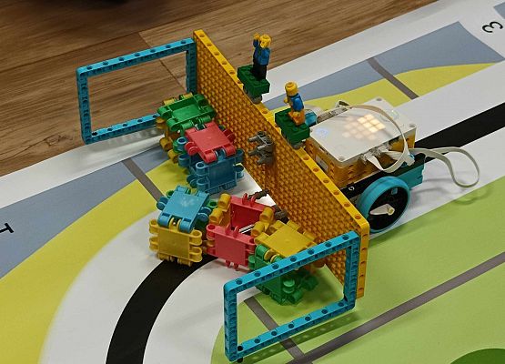 spychacz z zebranymi klockami