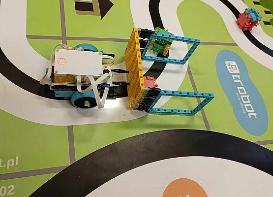 spychacz zbiera klocki