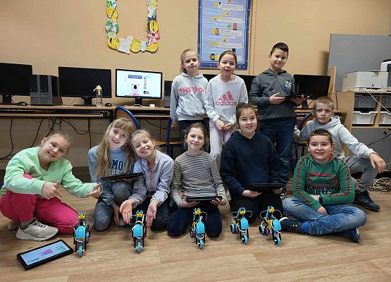 dzieci z rowerzystami