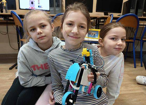 trzy dziewczynki z rowerzystą