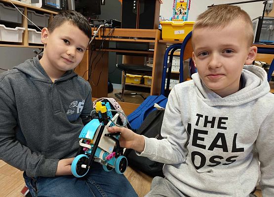 chłopcy z rowerzystą